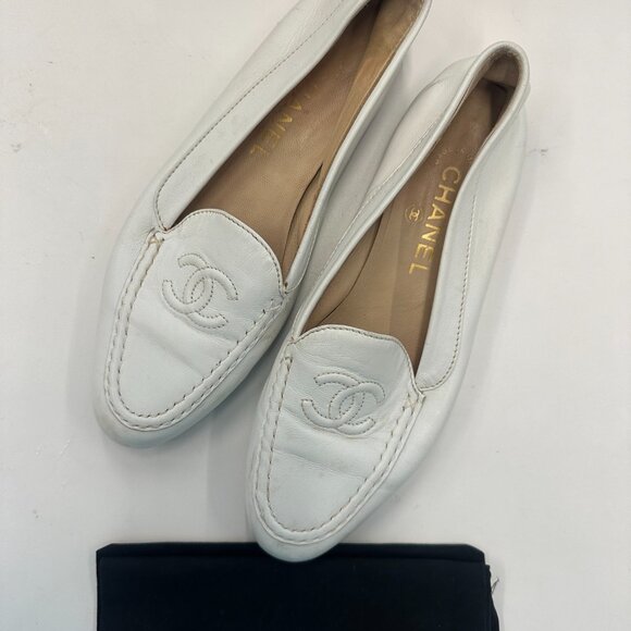 CHANEL CC Logo Leather Flat Loafers White - Picture 2 of 5
